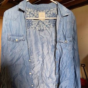 Jean Material button down. American Eagle. Size M.